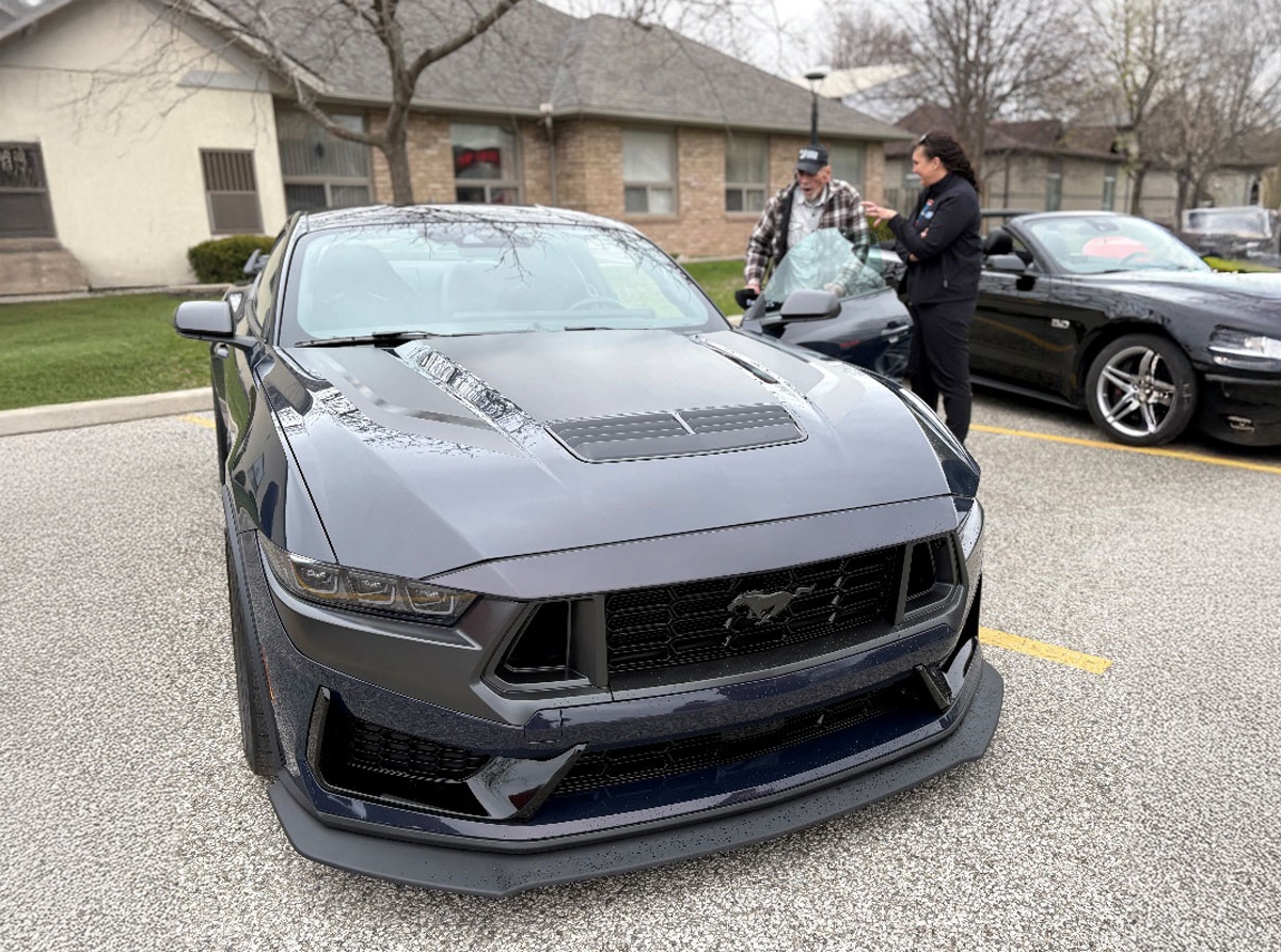 un-amateur-de-ford-mustang-de-83-ans-recoit-une-surprise-rugissante-pour-celebrer-la-semaine-mondiale-de-la-mustang-la-ford-mustang-rugit-vers-une-nouvelle-annee-de-domination-mondiale-des-ventes