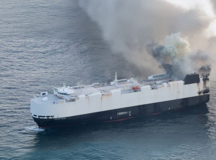 Un autre bateau de transport d’autos prend feu !