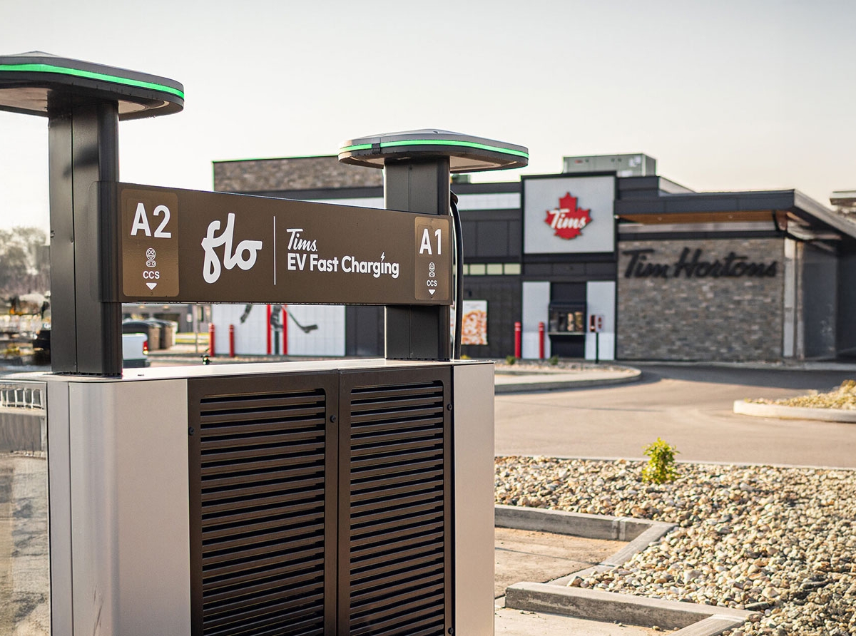tim-hortons-et-flo-accelerent-lavenir-electrique-avec-100-bornes-de-recharge-rapide-dici-2028