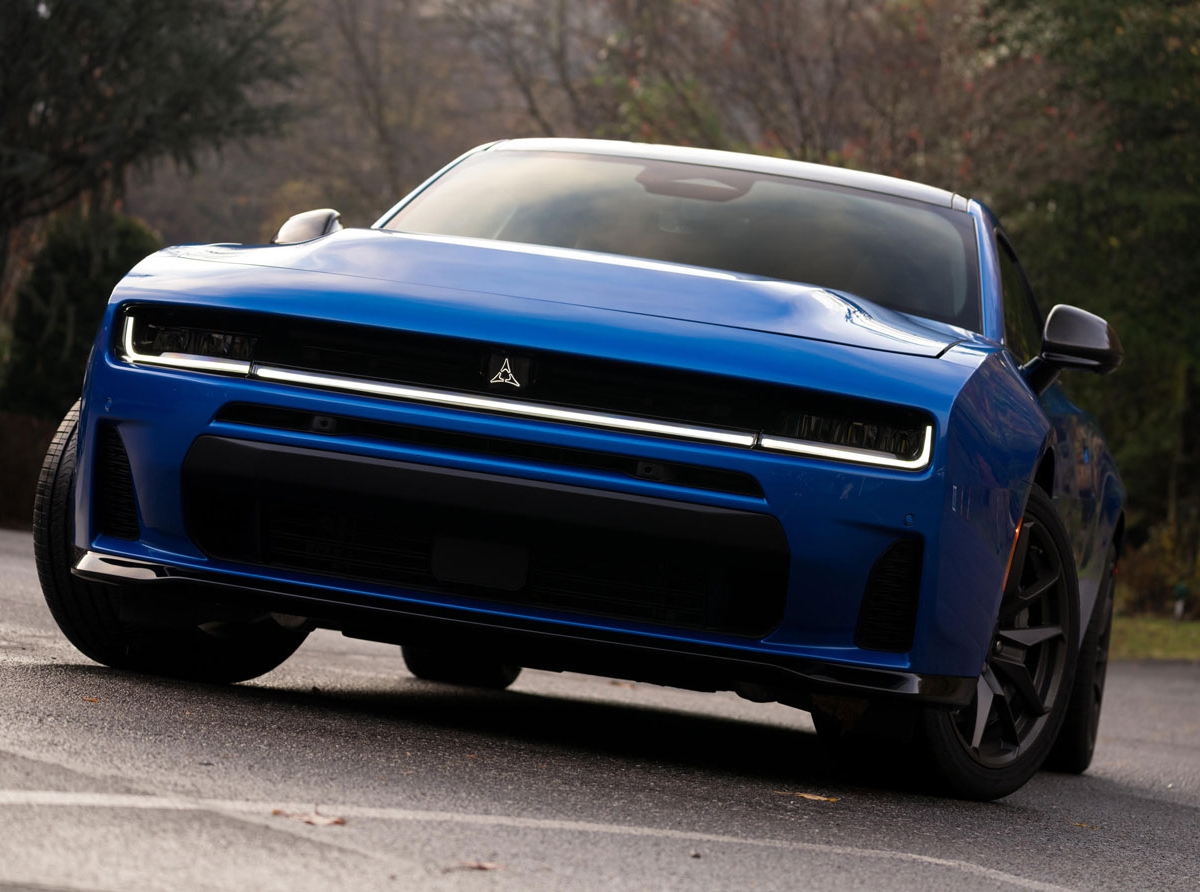dodge-charger-multi-energie-elue-voiture-de-lannee-2026-thermique-et-electrique-reunis