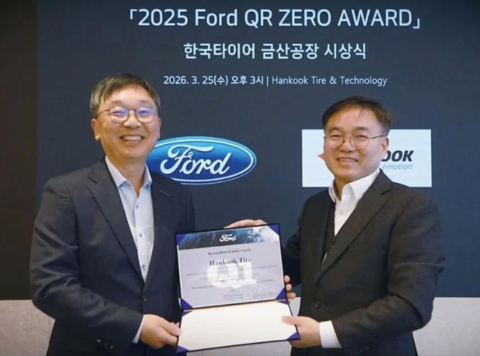 hankook-tire-remporte-le-prestigieux-prix-qr-zero-2025-decerne-par-ford-pour-son-excellence-en-matiere-de-qualite