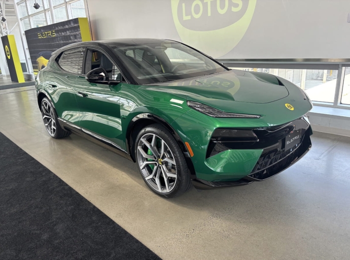 Lotus célèbre l'arrivée de ses Eletre au Canada