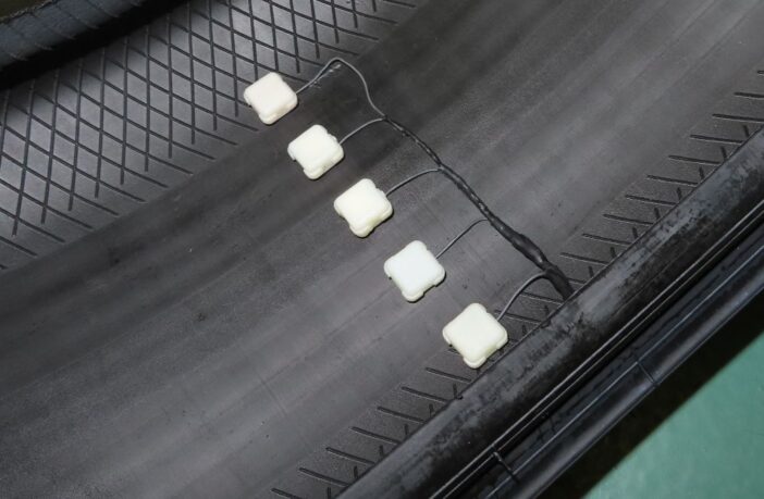Sumitomo a créé un système de détection d’usure des pneus alimentée par les pneus mêmes!